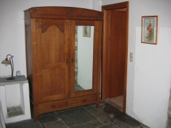 een vroeg 19e eeuwse linnenkast met spiegeldeur.