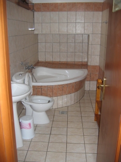 pure luxe : een zeer ruime badkamer met tweepersoonsligbad 
met thermostaatkraan